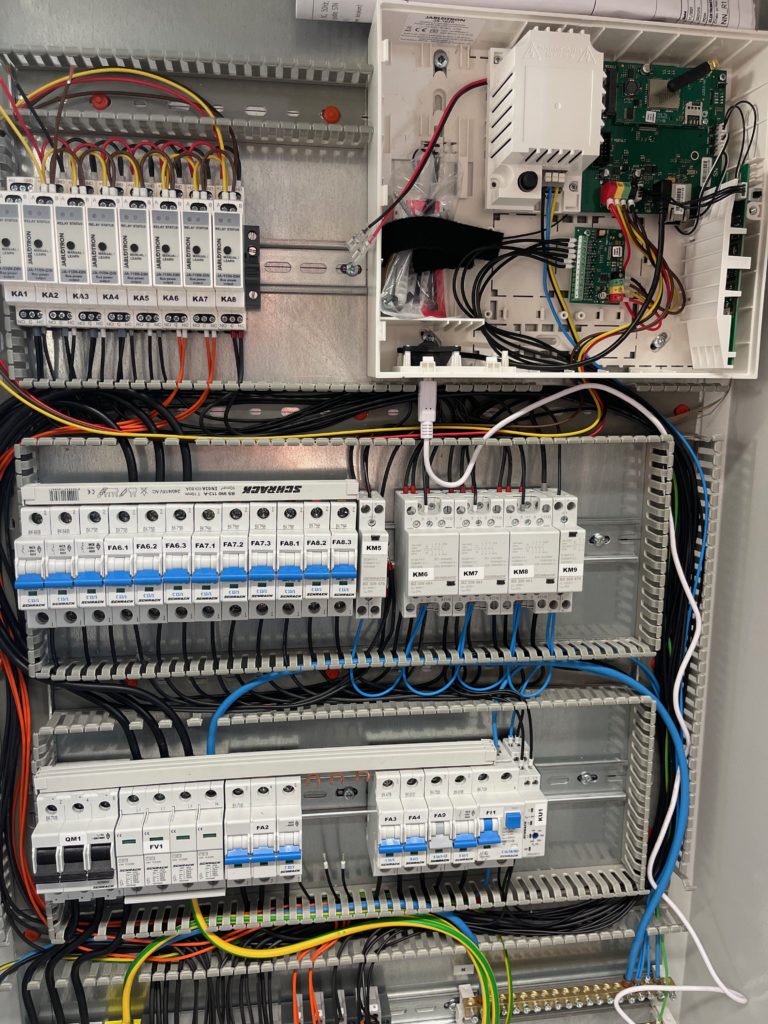 Riadenie a inštalácia nafukovacej haly športoviska vo Viedni v Rakúsku — realizácia AJ services