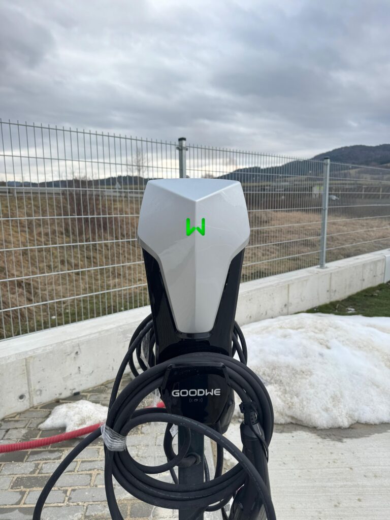 Nabíjacia stanica pre elektromobil pri firemnej budove — AJ services