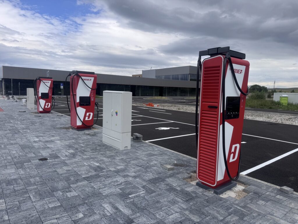 DC rýchlonabíjacia stanica ZSE Drive – nabíjací hub ZAZA Park Poprad