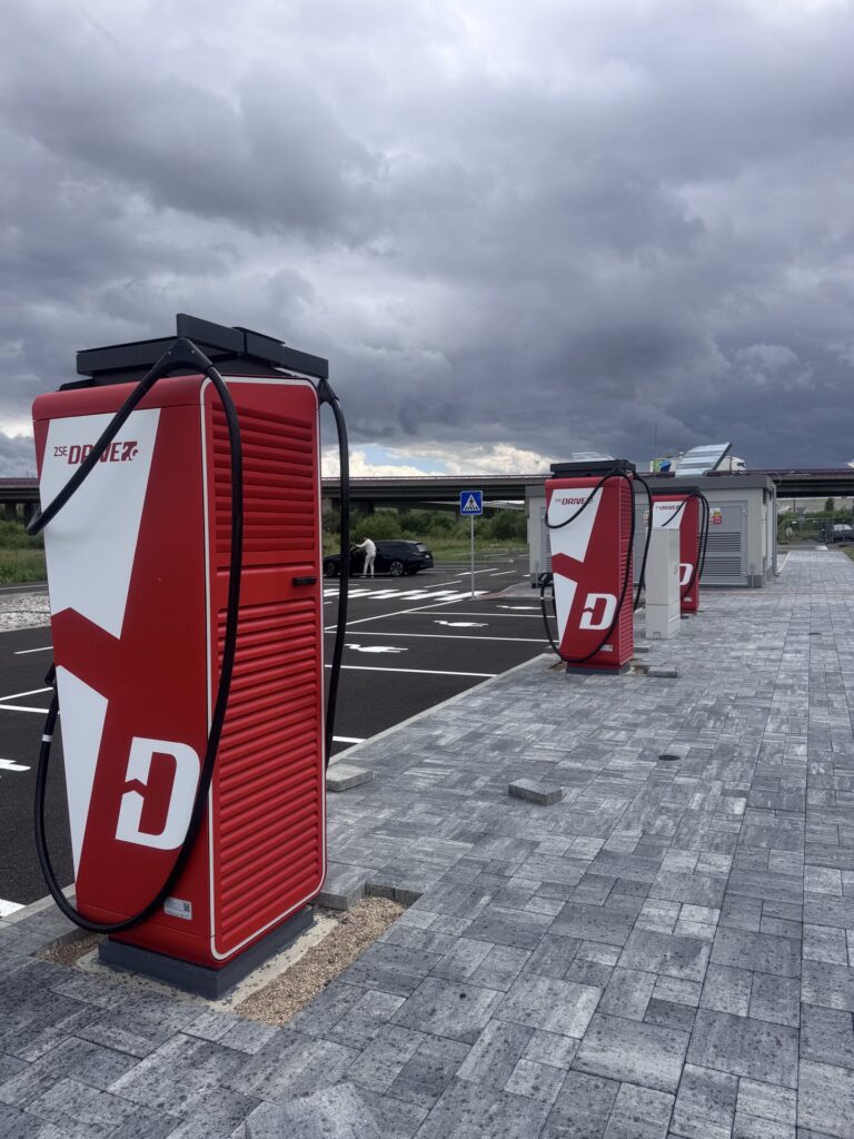 Vysokovýkonová nabíjacia stanica ZSE Drive pre elektromobily – Poprad-Matejovce