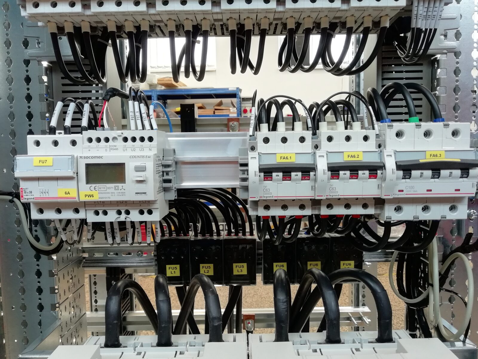 Elektromery Socomec Countis a istenie v rozvádzači vyrobenom na mieru