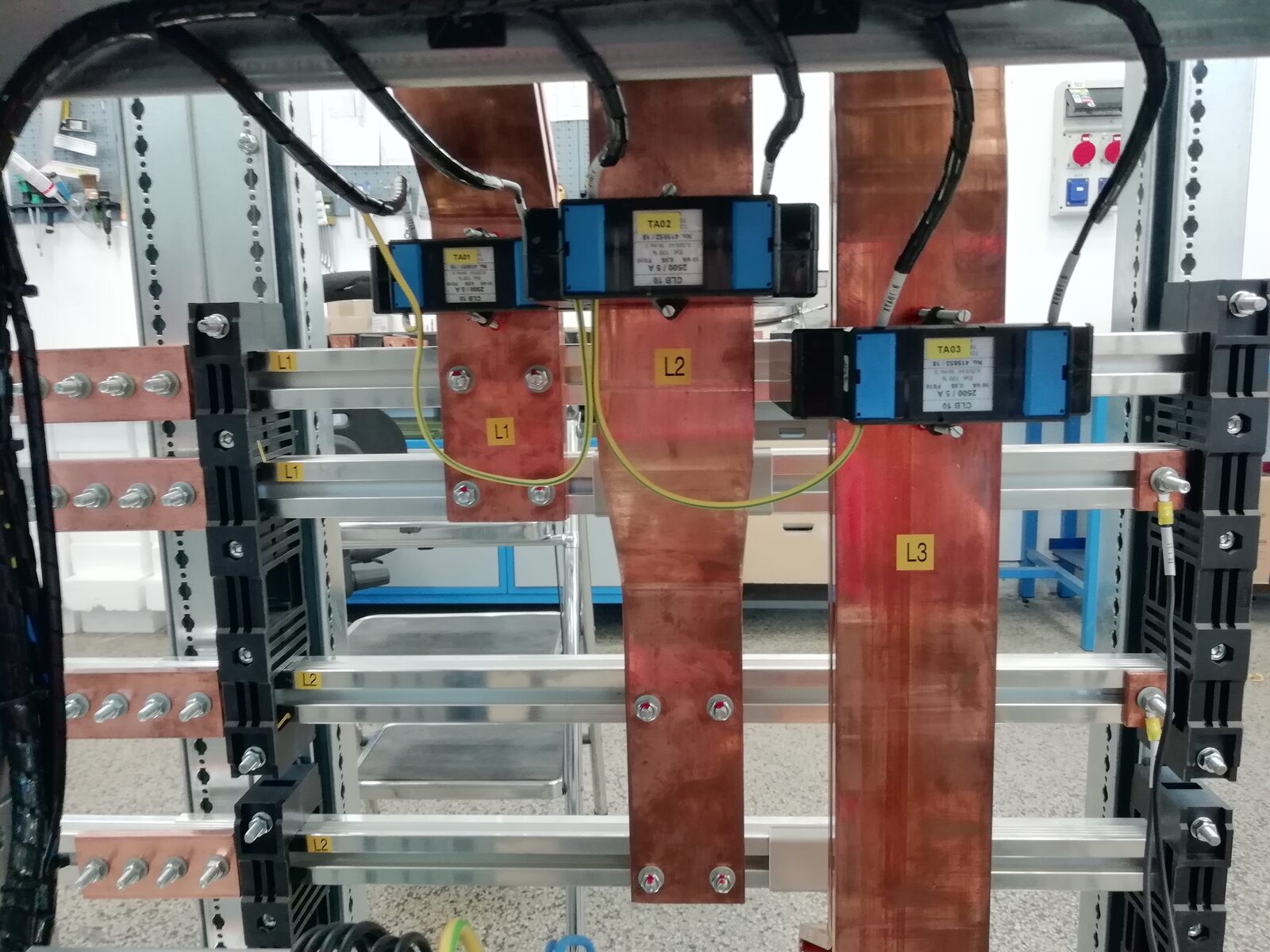 Prípojnice pre veľké prúdy s meracími transformátormi 800/5 A