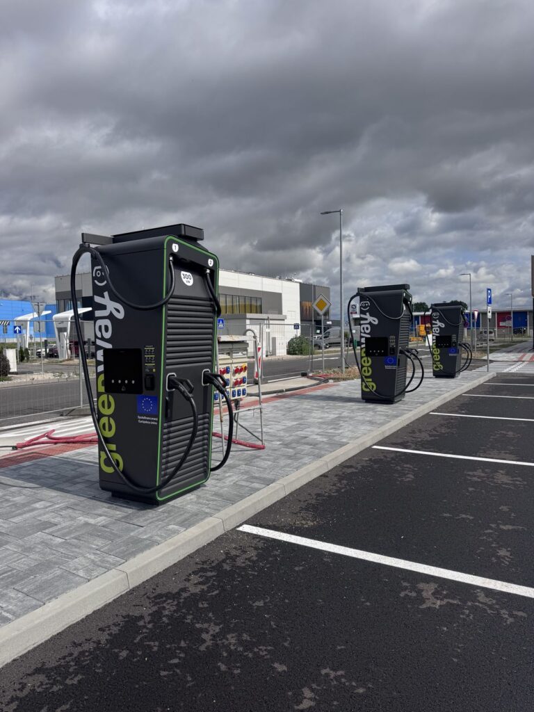 Tri rýchlonabíjacie stanice GreenWay 300 kW v rade